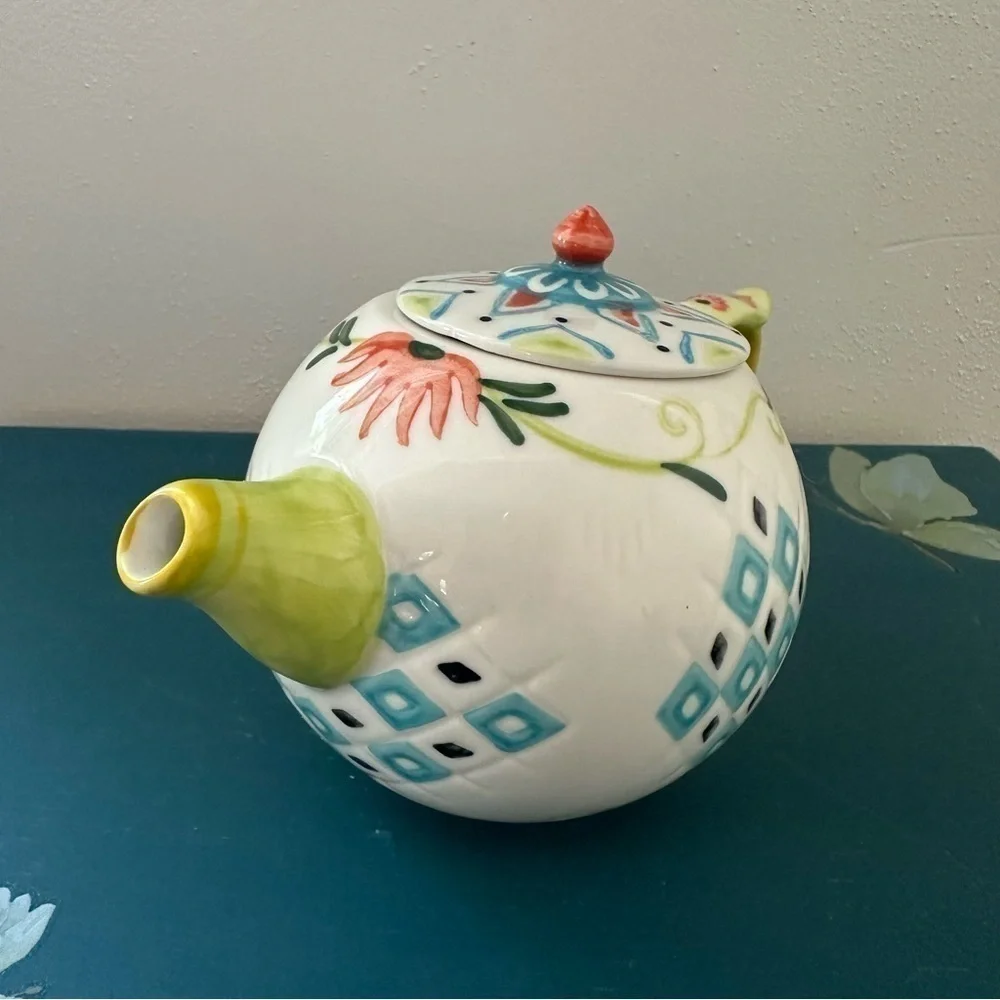 Anthropologie Teapot capan Stoneware Lid Textured Small Teapot Flower tiny